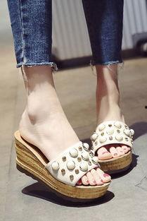 穿拖鞋图片,漫步街头，尽显休闲时尚